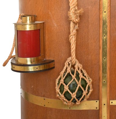 Meuble bar à décor sur le thème de la marine