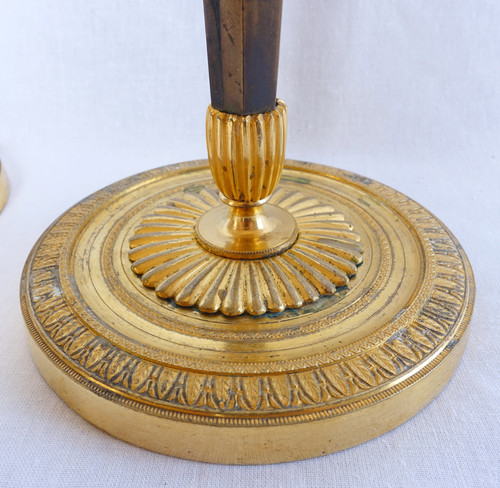 Coppia di candelieri stile Impero in bronzo patinato e dorato di Ravrio, inizio XIX secolo
