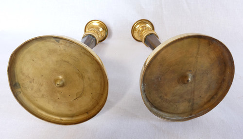Coppia di candelieri stile Impero in bronzo patinato e dorato di Ravrio, inizio XIX secolo