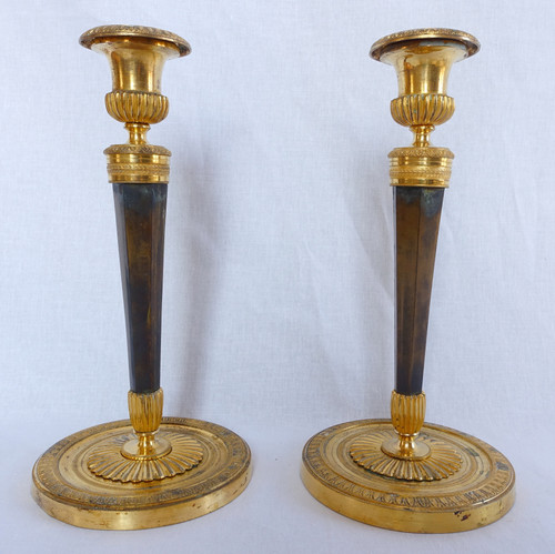 Coppia di candelieri stile Impero in bronzo patinato e dorato di Ravrio, inizio XIX secolo