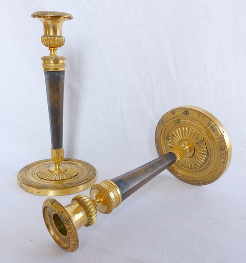 Coppia di candelieri stile Impero in bronzo patinato e dorato di Ravrio, inizio XIX secolo