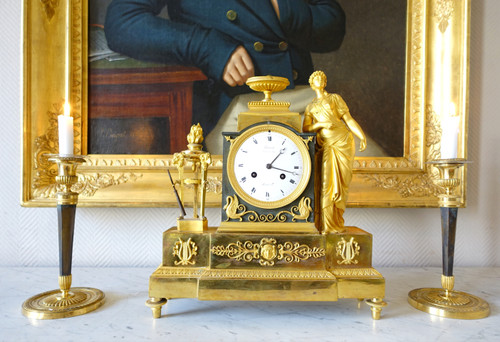 Coppia di candelieri stile Impero in bronzo patinato e dorato di Ravrio, inizio XIX secolo