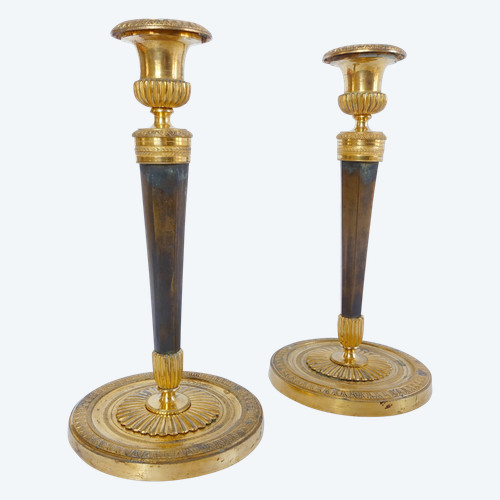Coppia di candelieri stile Impero in bronzo patinato e dorato di Ravrio, inizio XIX secolo