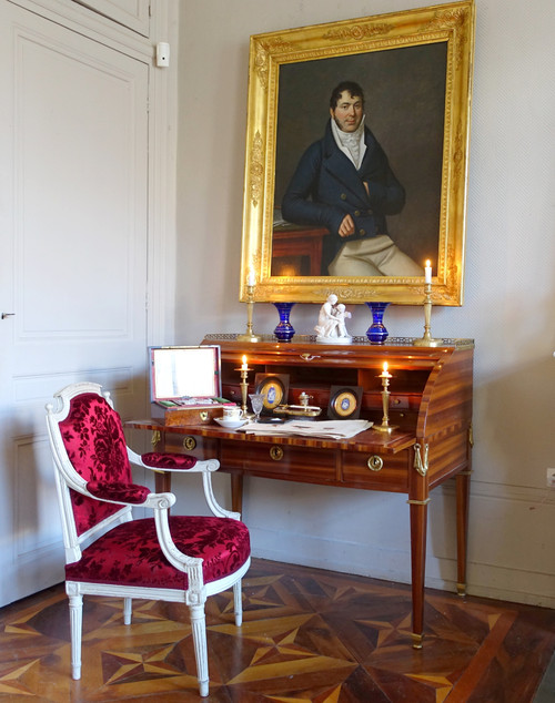 Poltrona da scrivania di epoca Luigi XVI in legno intagliato e velluto di Genova