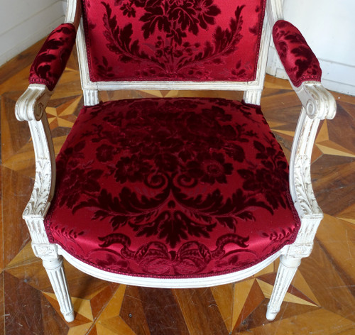 Poltrona da scrivania di epoca Luigi XVI in legno intagliato e velluto di Genova