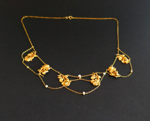 Collerette Motifs De Roses Et Ornée De Perles, Or Jaune 18 Carats.