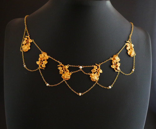 Collerette Motifs De Roses Et Ornée De Perles, Or Jaune 18 Carats.