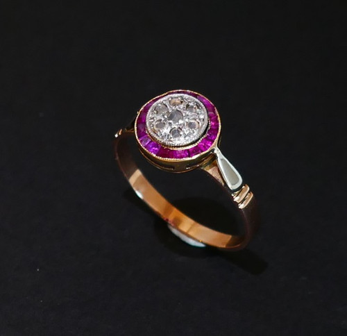 Bague Art Déco Diamants Et Rubis Calibrés, Or 18 Carats.