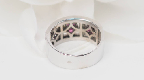 Anello a fascia in oro bianco, topazio rosa e diamanti