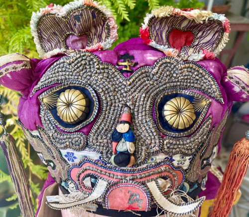 CAPPELLO DA BAMBINO CON TESTA DI TIGRE, Cina, fine XIX secolo.