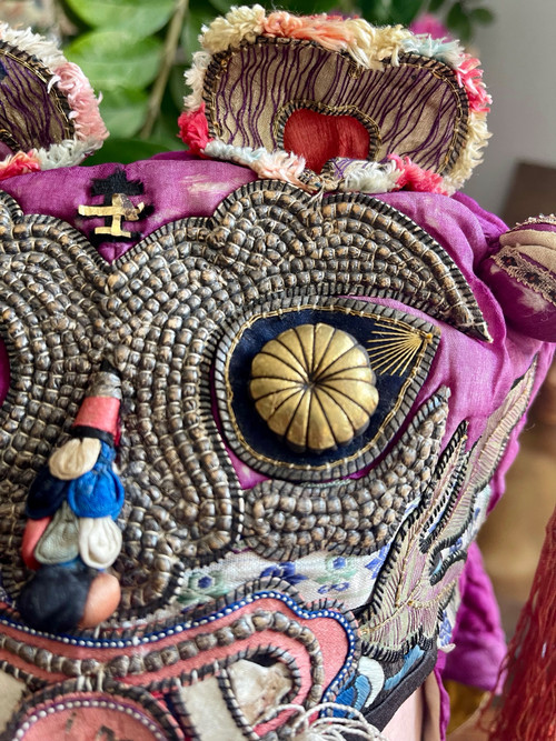 CAPPELLO DA BAMBINO CON TESTA DI TIGRE, Cina, fine XIX secolo.