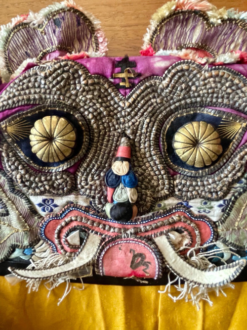 CAPPELLO DA BAMBINO CON TESTA DI TIGRE, Cina, fine XIX secolo.
