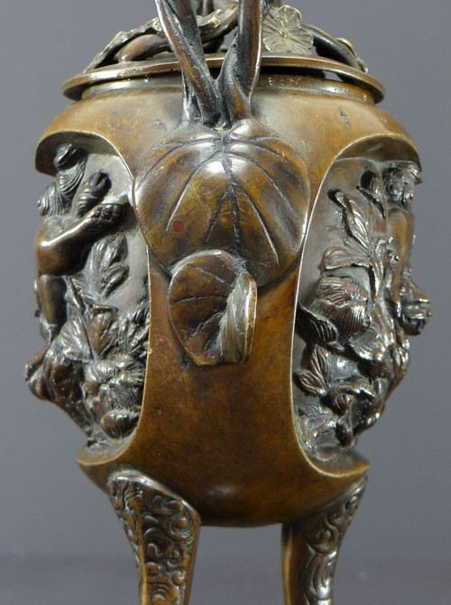 Vietnam, End of the 19th - Beginning of the 20th Century, Bronze incense burner decorated with Fo dogs.