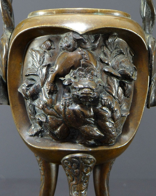 Vietnam, End of the 19th - Beginning of the 20th Century, Bronze incense burner decorated with Fo dogs.