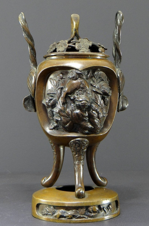 Vietnam, End of the 19th - Beginning of the 20th Century, Bronze incense burner decorated with Fo dogs.