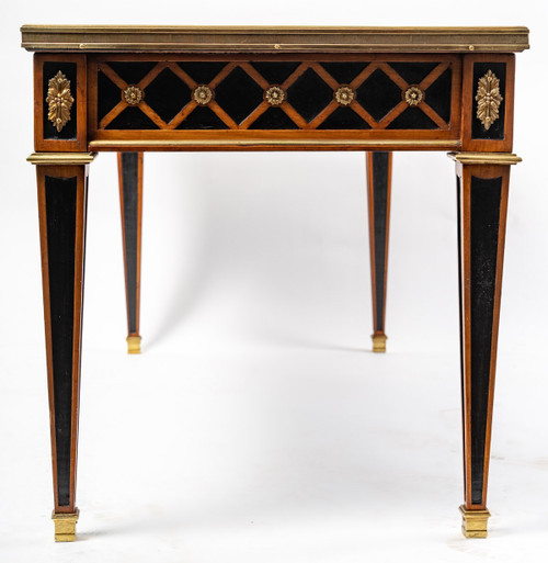 Une table basse de style Louis XVI, début XXI siècle 