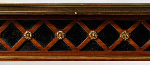 Une table basse de style Louis XVI, début XXI siècle 
