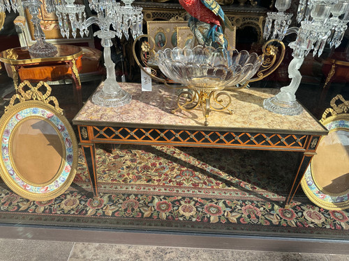 Une table basse de style Louis XVI, début XXI siècle 