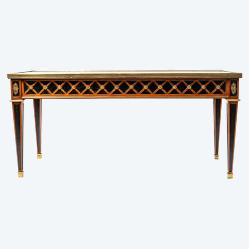 Une table basse de style Louis XVI, début XXI siècle 