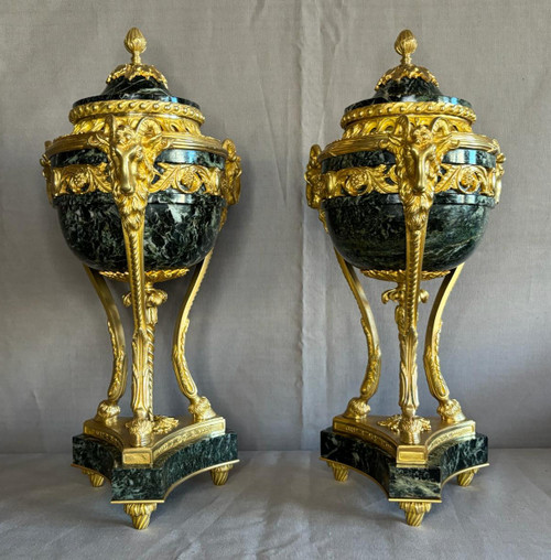 Coppia di Cassolettes stile Luigi XVI in bronzo dorato e marmo verde XIX secolo