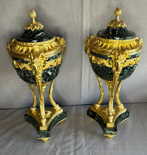 Coppia di Cassolettes stile Luigi XVI in bronzo dorato e marmo verde XIX secolo