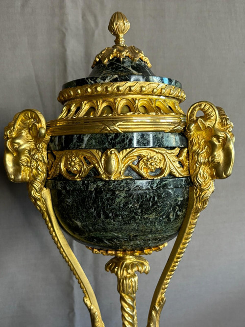 Coppia di Cassolettes stile Luigi XVI in bronzo dorato e marmo verde XIX secolo