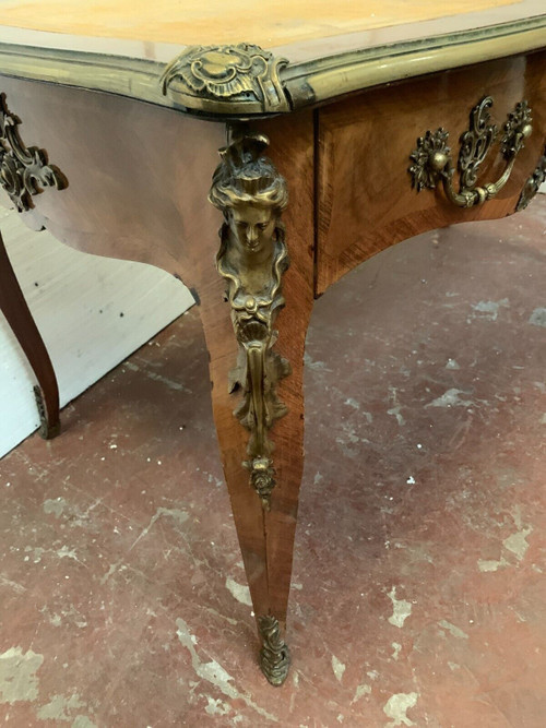 Bureau d'apparat de style Louis XV Dessus de cuir fauve XIX siècle