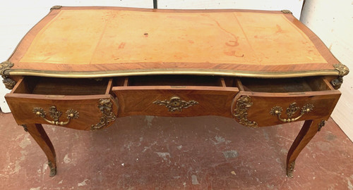 Bureau d'apparat de style Louis XV Dessus de cuir fauve XIX siècle