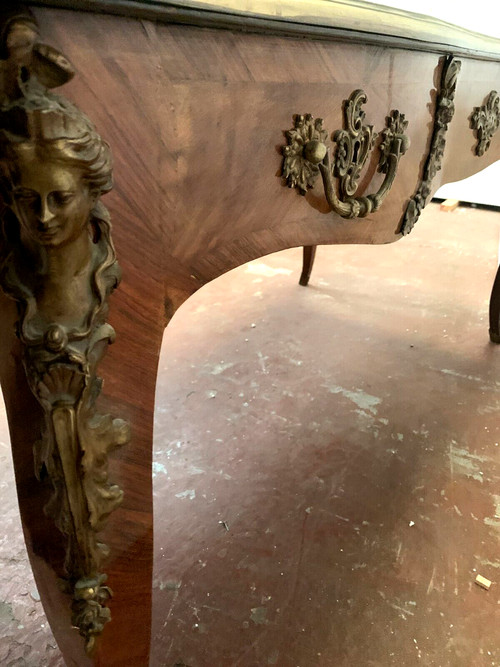 Bureau d'apparat de style Louis XV Dessus de cuir fauve XIX siècle
