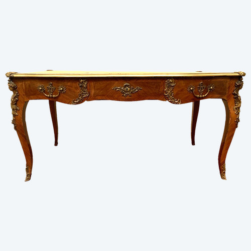 Bureau d'apparat de style Louis XV Dessus de cuir fauve XIX siècle