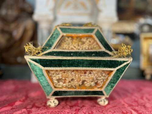 Rare Velvet Reliquary Hunting In Its Wooden Box - 18th Century