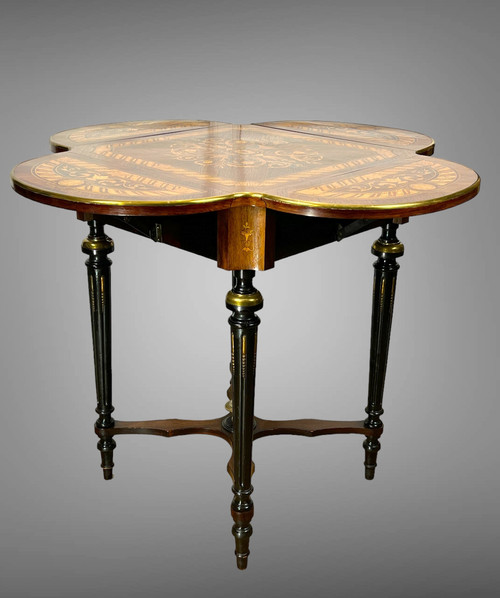 TABLE DE SALON CARRÉ A ABATTANTS DU XIXe EN MARQUETERIE DE STYLE LOUIS XVI