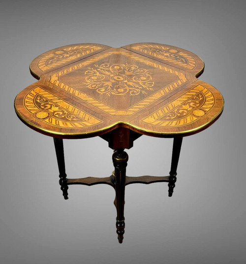 TABLE DE SALON CARRÉ A ABATTANTS DU XIXe EN MARQUETERIE DE STYLE LOUIS XVI