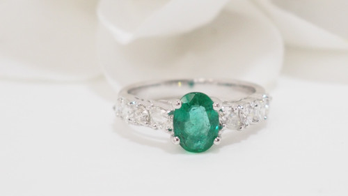 Anello in oro bianco, smeraldo e diamanti