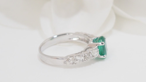 Anello in oro bianco, smeraldo e diamanti