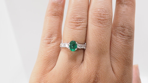 Anello in oro bianco, smeraldo e diamanti