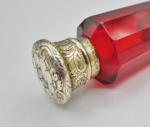Bottiglia di profumo in cristallo e argento dorato, XIX secolo.