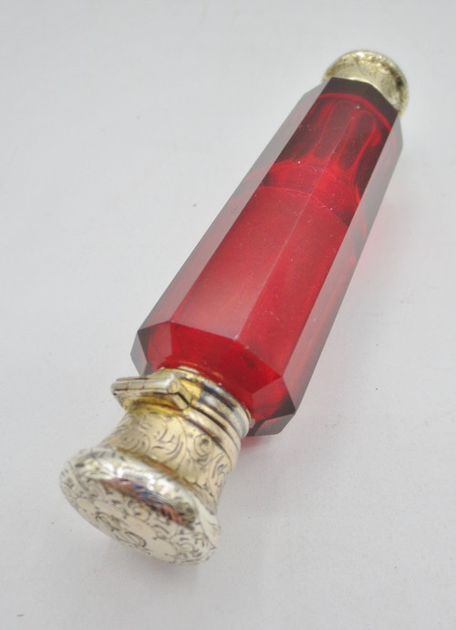 Bottiglia di profumo in cristallo e argento dorato, XIX secolo.