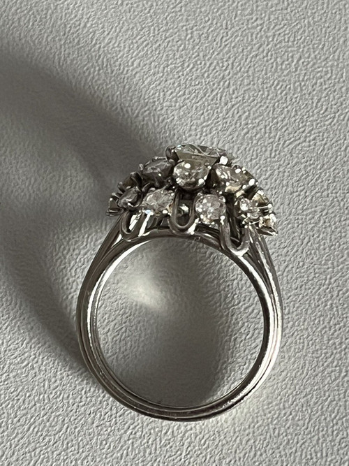 5079- Anello a cupola con filo d'oro e diamanti in platino grigio (1,20 ct al centro)