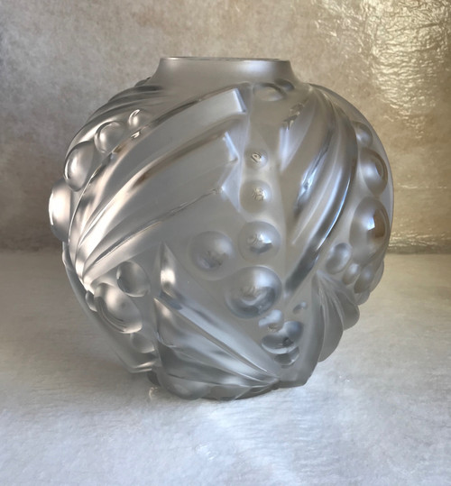 Vase en verre soufflé-moulé Art Déco signé Degué