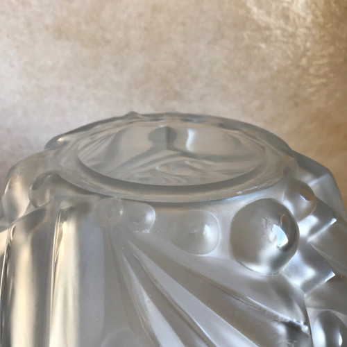Vase en verre soufflé-moulé Art Déco signé Degué