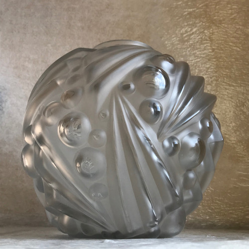 Vase en verre soufflé-moulé Art Déco signé Degué