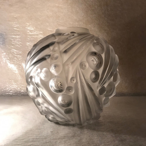 Vase en verre soufflé-moulé Art Déco signé Degué