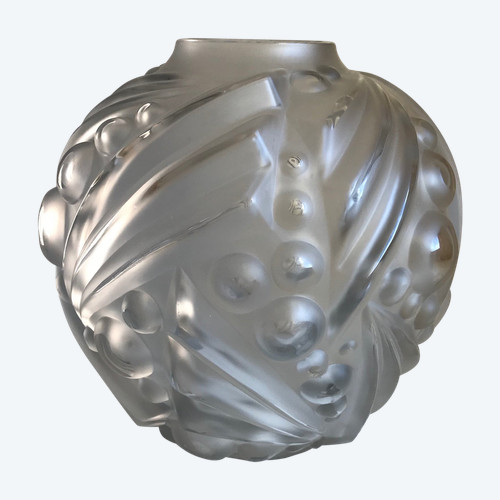 Vase en verre soufflé-moulé Art Déco signé Degué