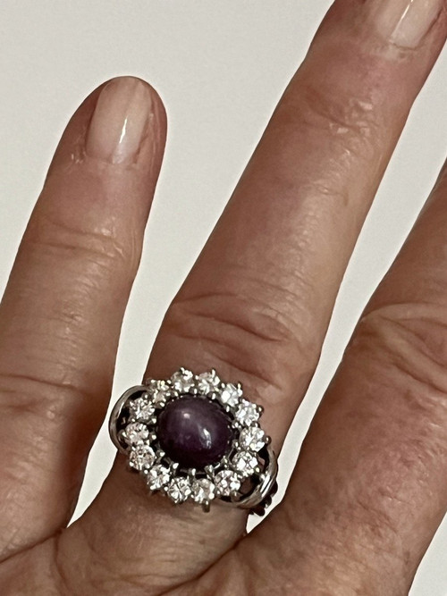 5167- Ring aus Graugold mit Sternrubin und Diamanten
