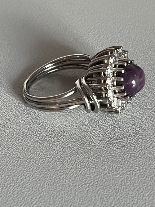 5167- Ring aus Graugold mit Sternrubin und Diamanten