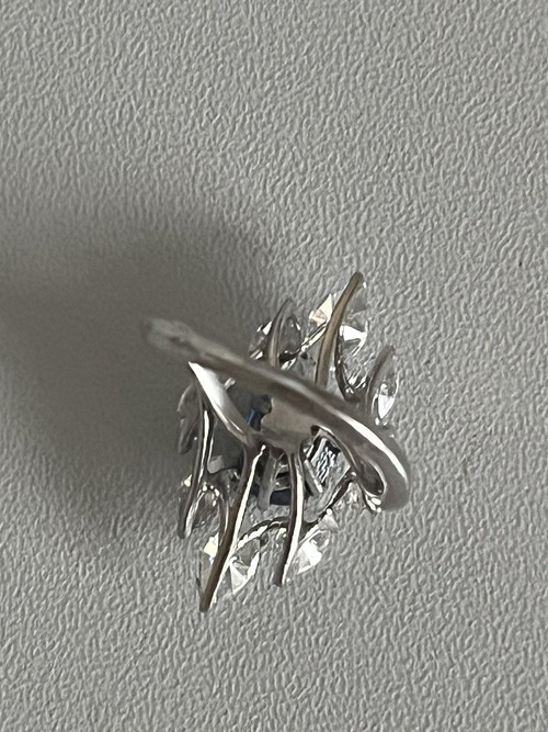 5234 – Navette-Ring aus Weißgold mit Saphir und Diamanten