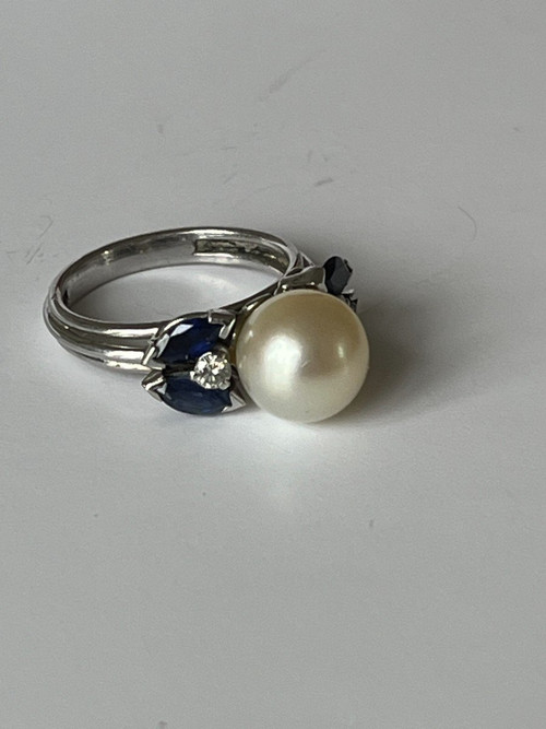 5259- Ring aus Weißgold mit Perlen, Saphiren und Diamanten