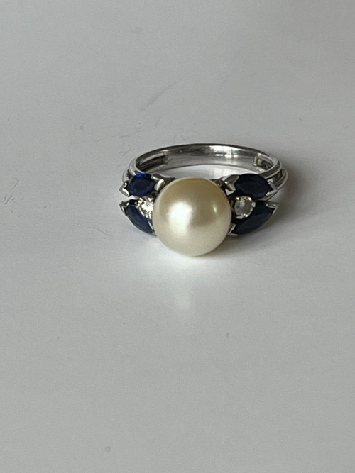 5259- Ring aus Weißgold mit Perlen, Saphiren und Diamanten