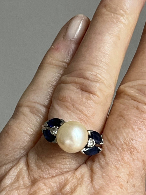 5259- Ring aus Weißgold mit Perlen, Saphiren und Diamanten